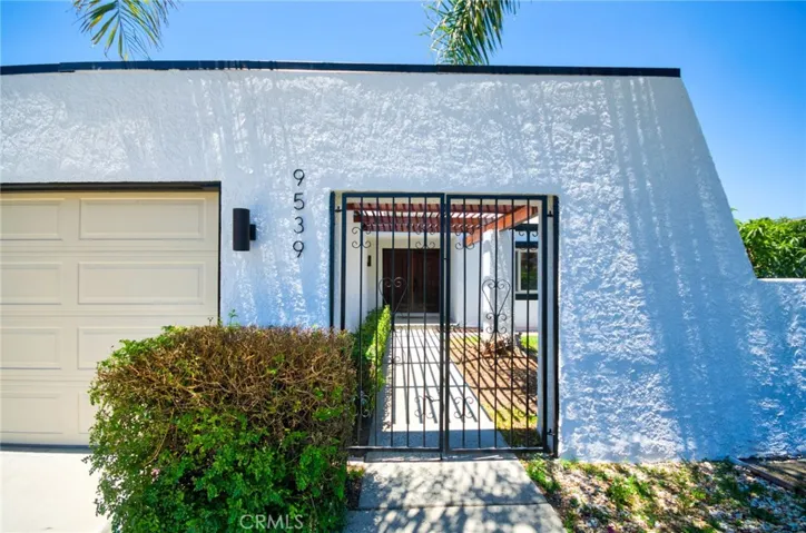Lockable front yard gate