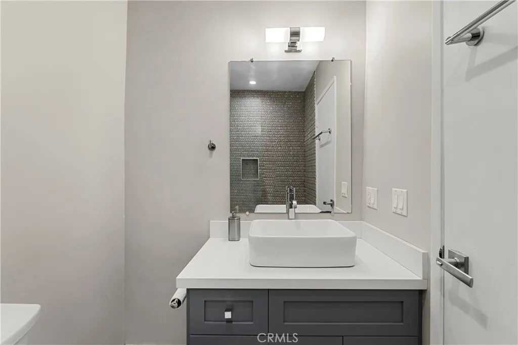 1045 N Kings Road 107, West Hollywood, California 90069 home-pic-16