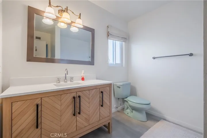 Upstairs Full Hall Bath