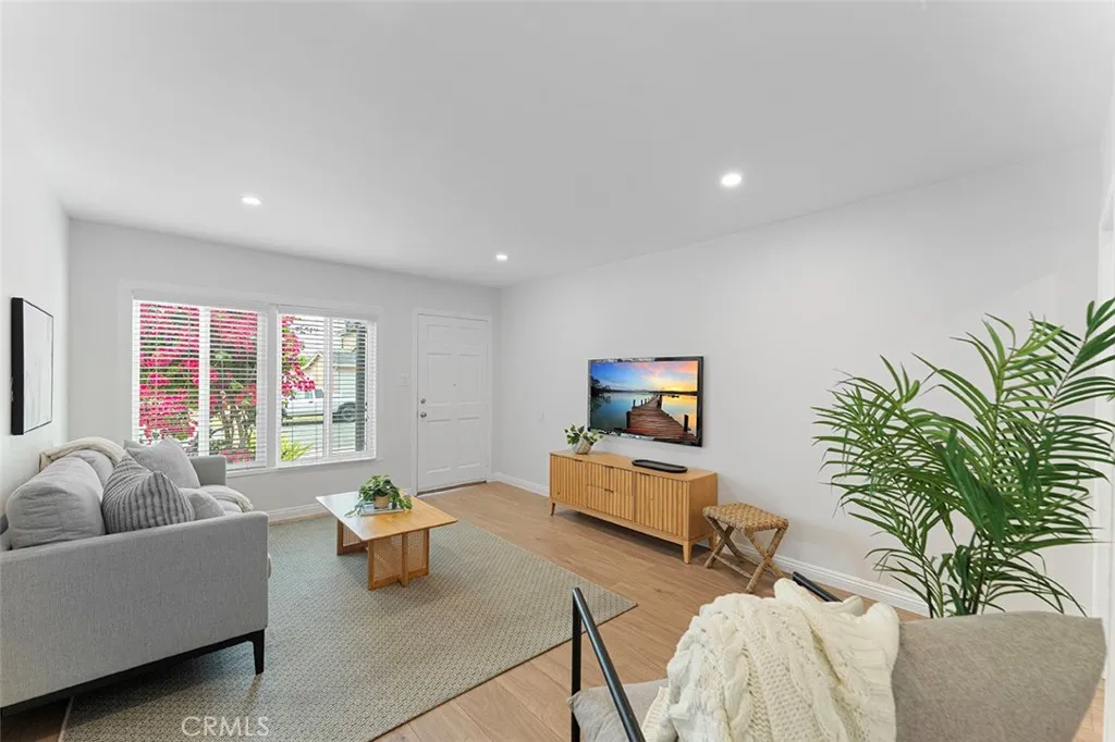 15216 Daphne Avenue, Gardena, California 90249 home-pic-0