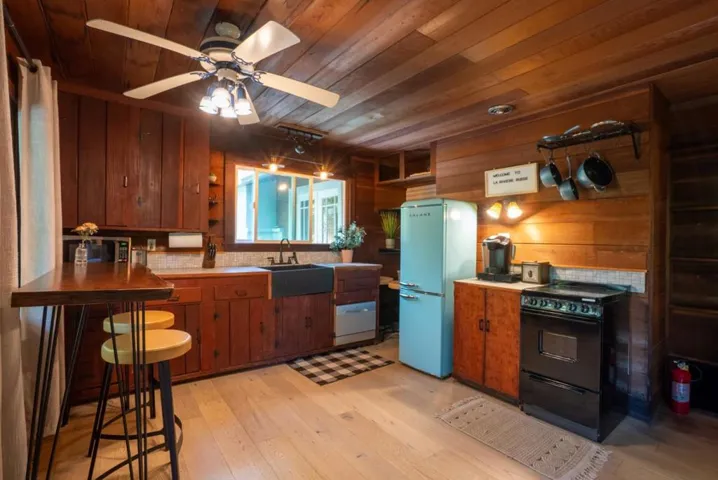 10711 Grays Court, Forestville, California 95436