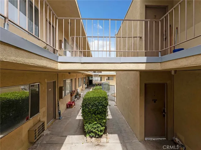 7049 Vassar Avenue, Canoga Park, California 91303
