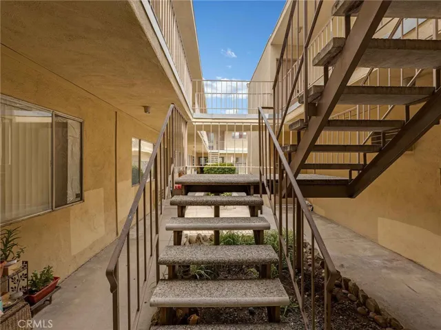 7049 Vassar Avenue, Canoga Park, California 91303