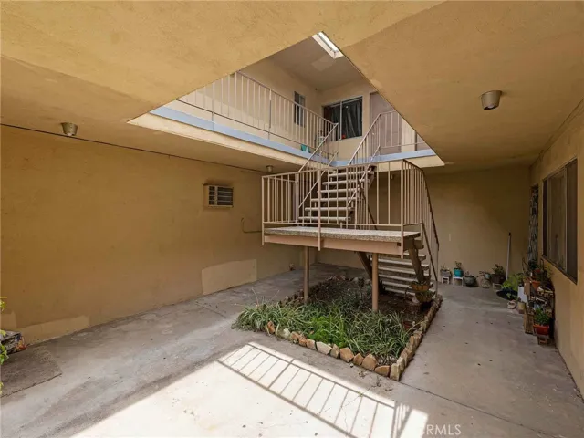 7049 Vassar Avenue, Canoga Park, California 91303