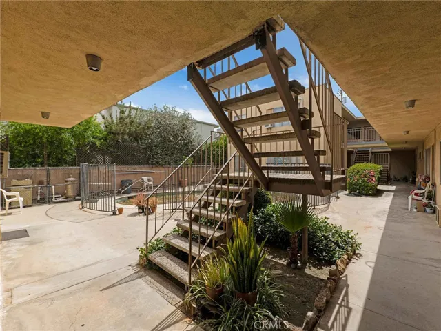 7049 Vassar Avenue, Canoga Park, California 91303