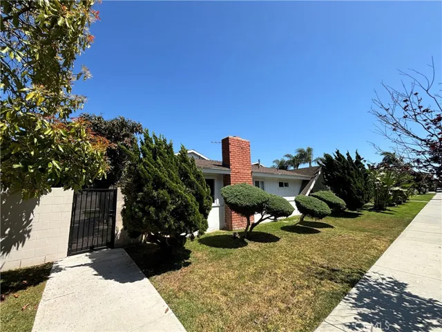 17082 Emerald Lane, Huntington Beach, California 92647
