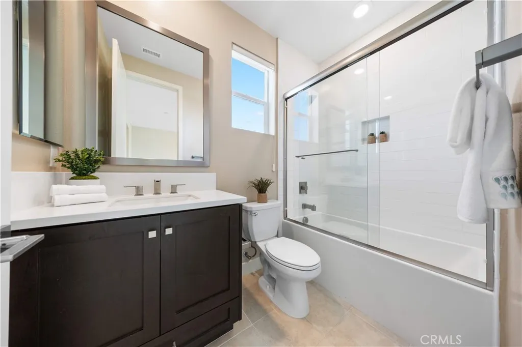 125 Character, Irvine, California 92618 home-pic-25