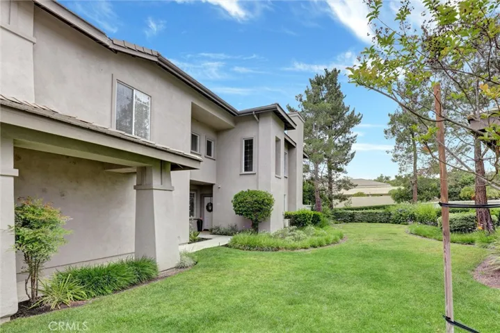 Bonus side yard—perfect for kids to play or a game of fetch with the dogs