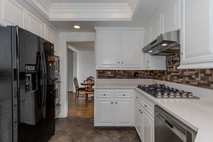 Kitchen (standing in eating area)