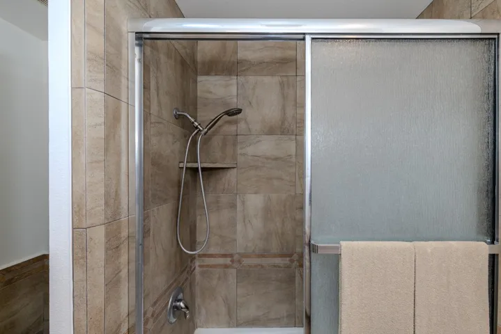 bathroom 1 tub/shower