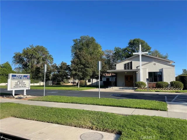 Walking distance to the neighborhood Peace Church