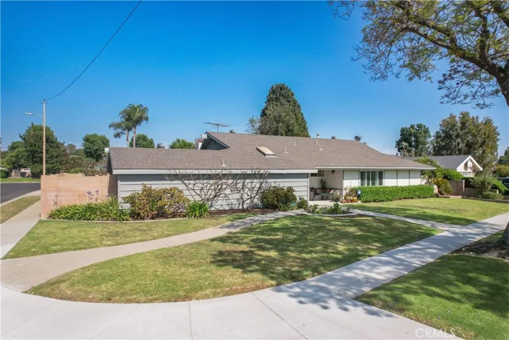Huge lot and there is so much you can do with this front yard! White picket fence? Room Addition? Entertain the neighbors in your front yard!