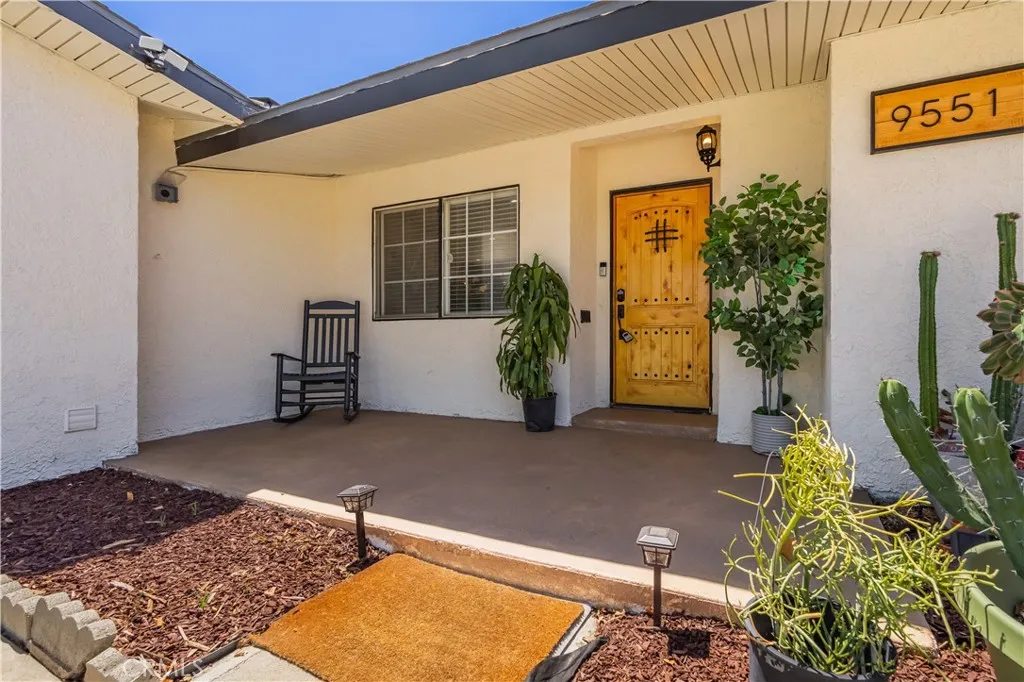 9551 Barkerville Avenue, Whittier, California 90605 home-pic-3