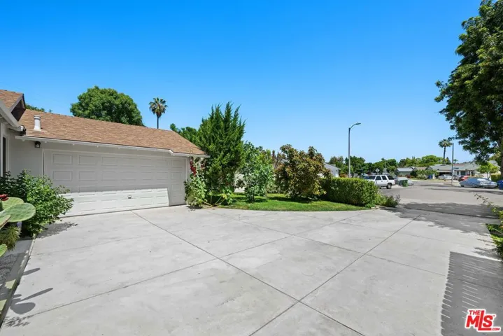 6827 Bianca Avenue, Lake Balboa, California 91406