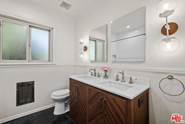 6827 Bianca Avenue, Lake Balboa, California 91406