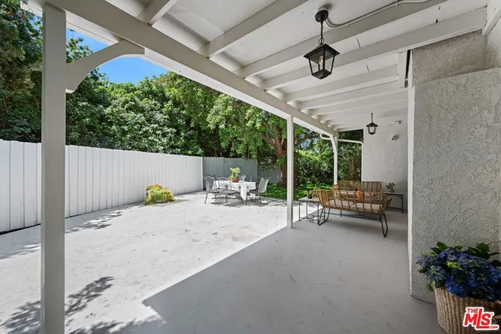 6827 Bianca Avenue, Lake Balboa, California 91406
