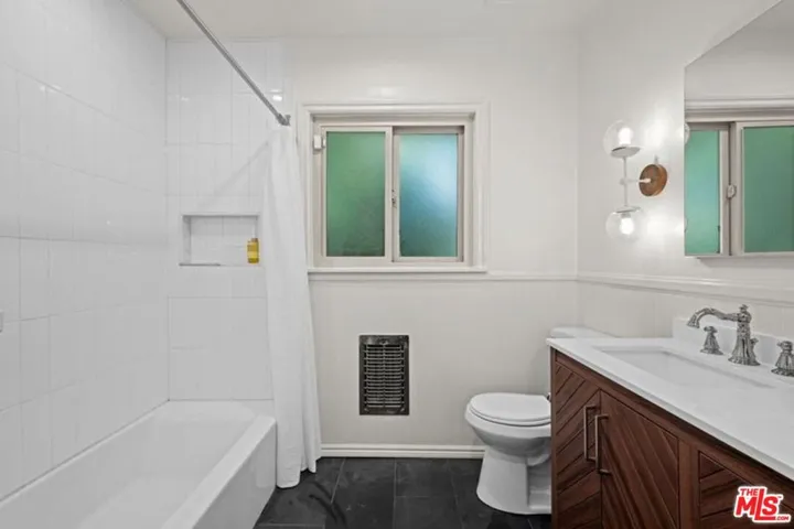 6827 Bianca Avenue, Lake Balboa, California 91406