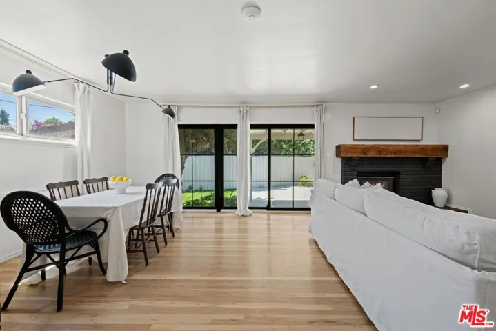 6827 Bianca Avenue, Lake Balboa, California 91406