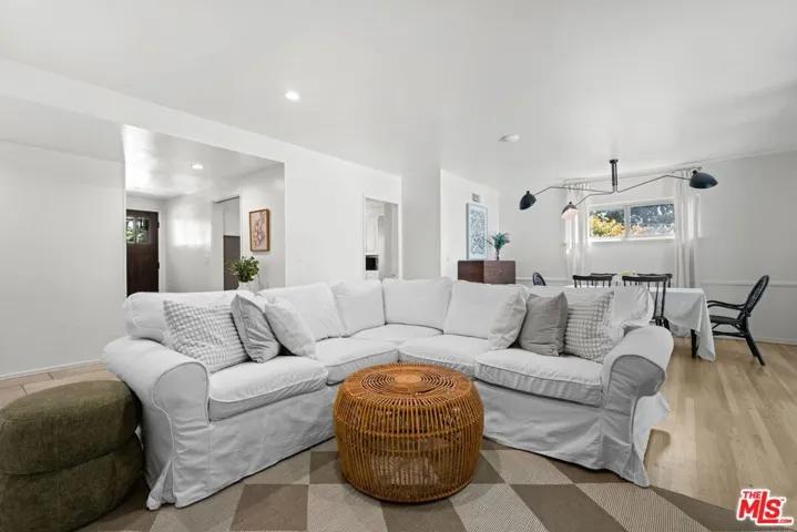 6827 Bianca Avenue, Lake Balboa, California 91406