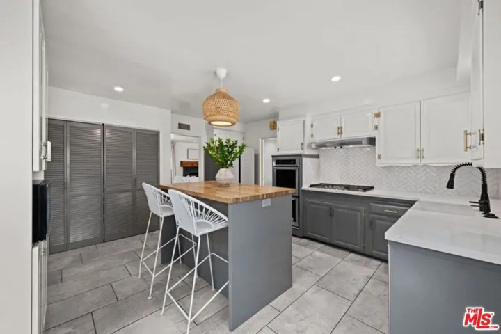 6827 Bianca Avenue, Lake Balboa, California 91406