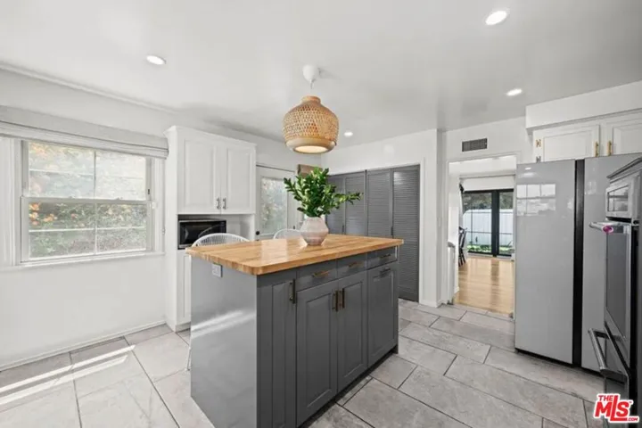 6827 Bianca Avenue, Lake Balboa, California 91406