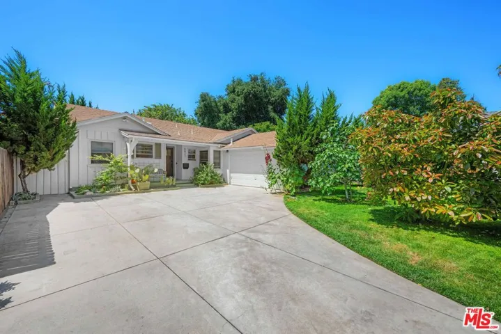 6827 Bianca Avenue, Lake Balboa, California 91406