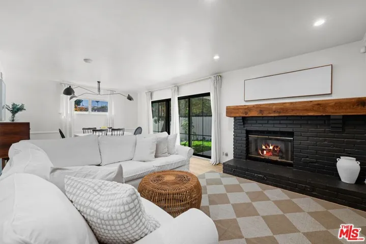 6827 Bianca Avenue, Lake Balboa, California 91406