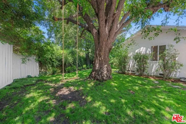 6827 Bianca Avenue, Lake Balboa, California 91406