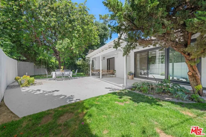 6827 Bianca Avenue, Lake Balboa, California 91406