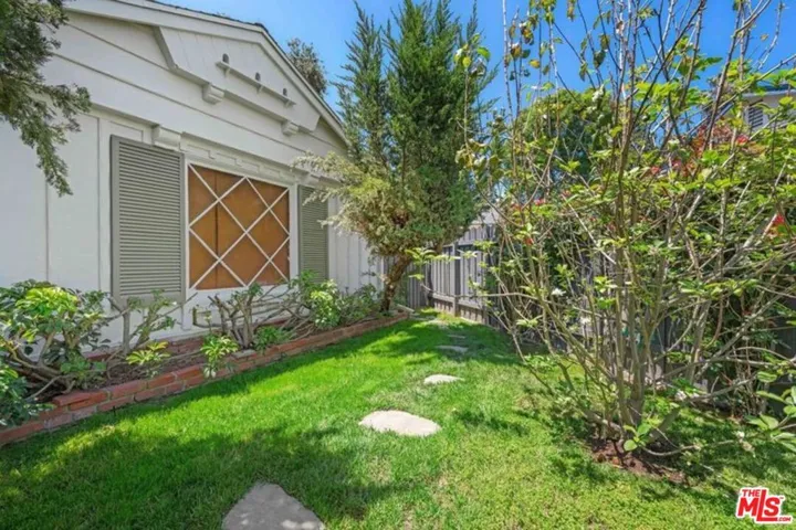 6827 Bianca Avenue, Lake Balboa, California 91406