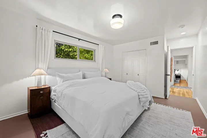 6827 Bianca Avenue, Lake Balboa, California 91406