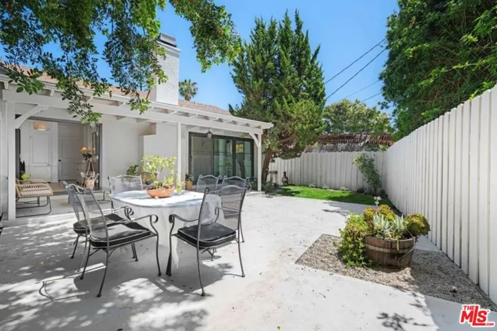 6827 Bianca Avenue, Lake Balboa, California 91406