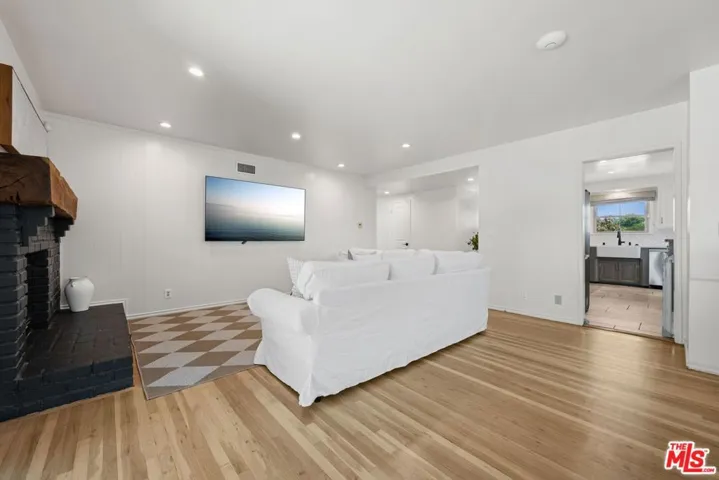 6827 Bianca Avenue, Lake Balboa, California 91406