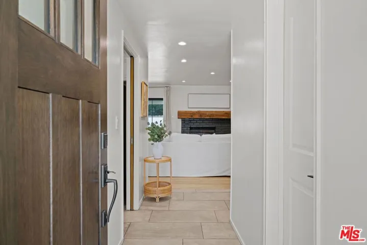6827 Bianca Avenue, Lake Balboa, California 91406