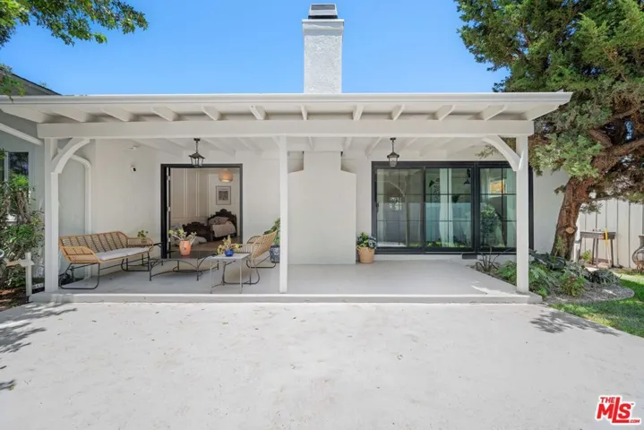 6827 Bianca Avenue, Lake Balboa, California 91406