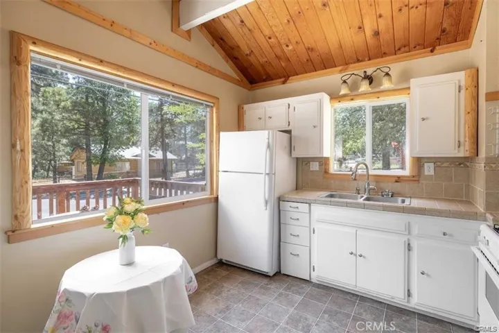 464 Los Angeles Avenue, Sugarloaf, California 92386