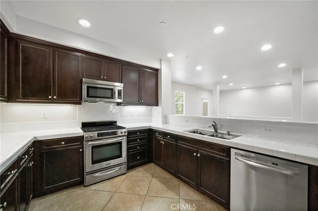 61 Silverado, Irvine, California 92618, 2 Bedrooms Bedrooms, ,2 BathroomsBathrooms,Residential,For Sale,Silverado,OC25124569