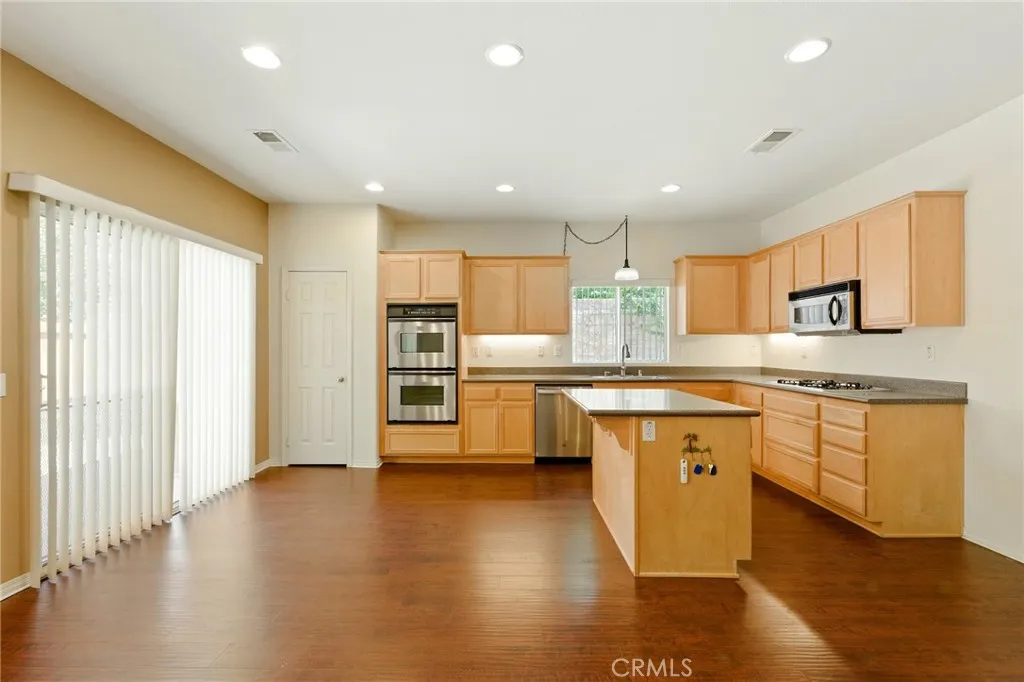 33011 Breighton Wood Street, Menifee, California 92584 home-pic-16