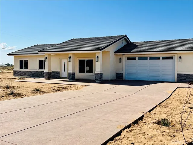 21928 Sioux Road, Apple Valley, California 92308