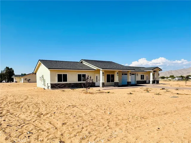 21928 Sioux Road, Apple Valley, California 92308