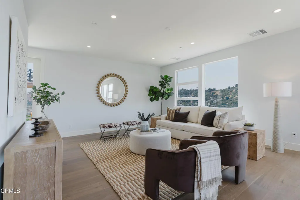 3870 W Point Drive, Los Angeles, California 90065 home-pic-6