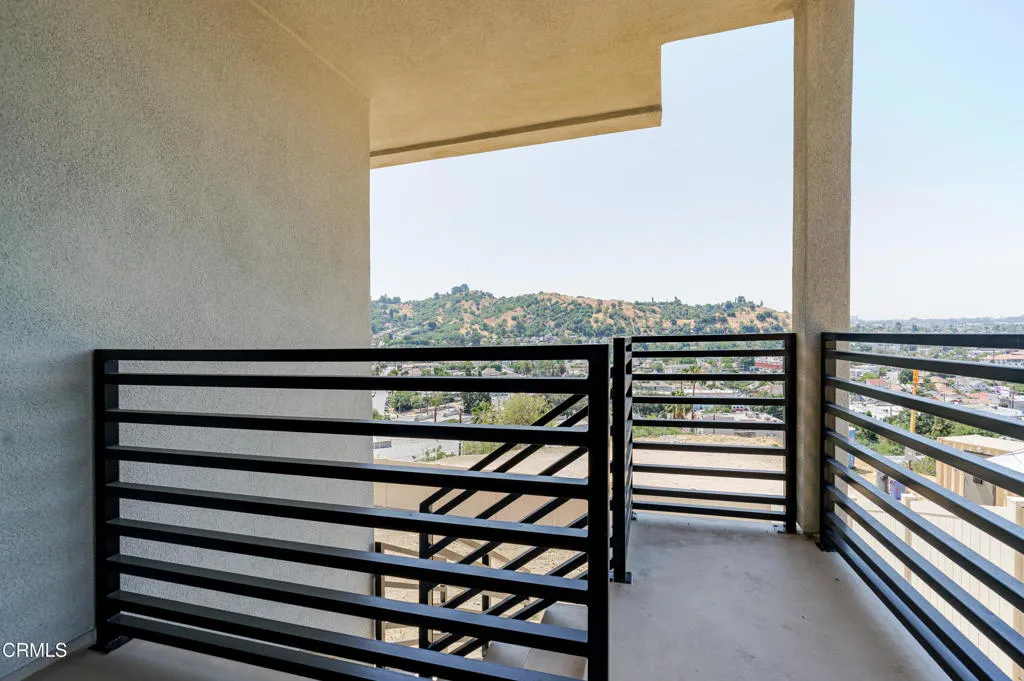 3870 W Point Drive, Los Angeles, California 90065 home-pic-33