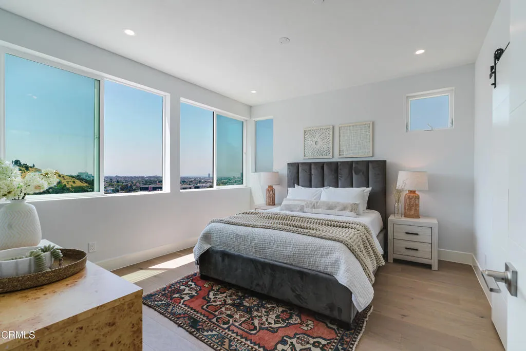 3870 W Point Drive, Los Angeles, California 90065 home-pic-17