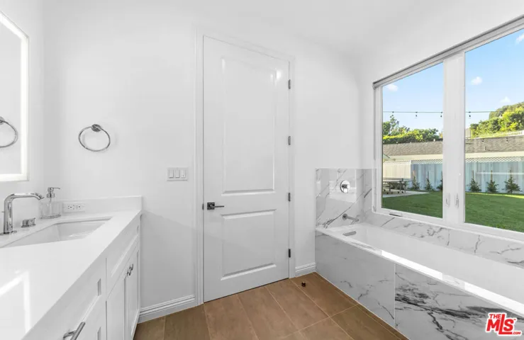 530 S Bentley Avenue, Los Angeles, California 90049