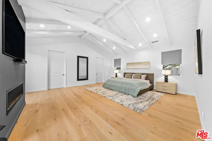 530 S Bentley Avenue, Los Angeles, California 90049