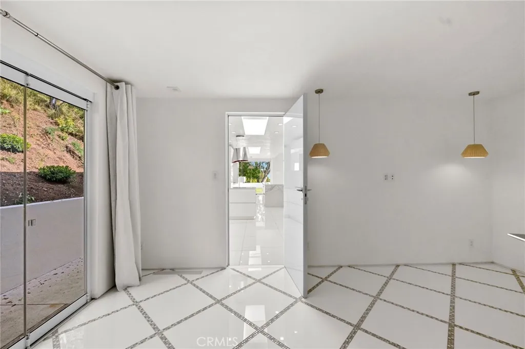 1046 N Hillcrest Road, Beverly Hills, California 90210 home-pic-54