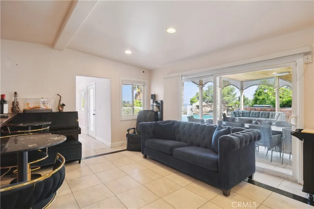 1606 Glenmont Drive, Glendale, California 91207 home-pic-17