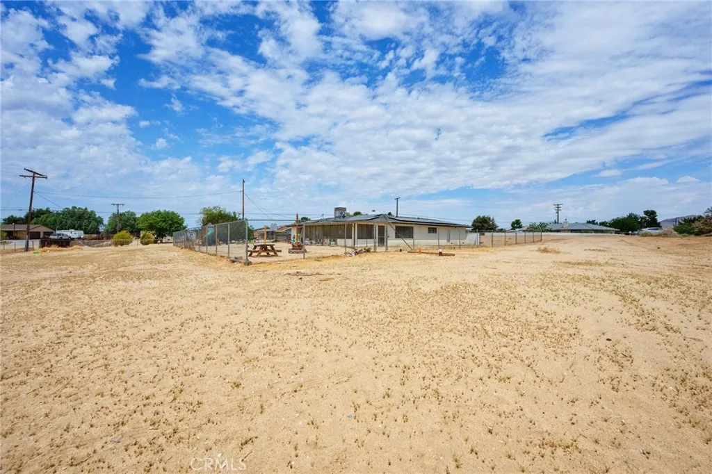18251 Hiawatha Road, Apple Valley, California 92307 home-pic-12