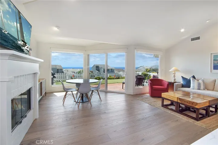 LOVELY HARDWOOD FLOORING THROUGHOUT