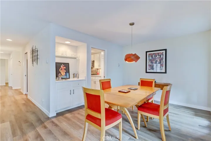 Cute dining area and wet bar